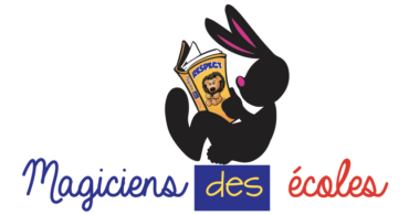 Cette image met en scène un lapin lisant un livre sur le respect, assis sur le texte "Magiciens des Ecoles" écrit en trois couleurs primaires. Cette représentation ludique et éducative est en accord avec la philosophie de Magiciens des Ecoles qui propose des spectacles de magie interactifs et divertissants pour les enfants à Montpellier, Nîmes et dans toute la région Occitane. Le lapin symbolise l'esprit enfantin et curieux des spectacles proposés par Magiciens des Ecoles, tandis que le livre sur le respect rappelle l'importance de cette valeur dans l'apprentissage et l'éducation des enfants. Les tags pertinents pour cette image pourraient inclure : Magiciens des Ecoles, Lapin, Livre, Respect, Spectacle de magie, Enfants, Montpellier, Nîmes, Occitanie.